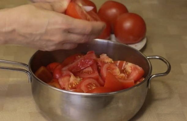 Резаные огурцы на зиму в томатном соусе
