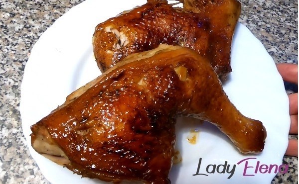 Курица с золотистой курочкой на сковороде в карамельной глазури