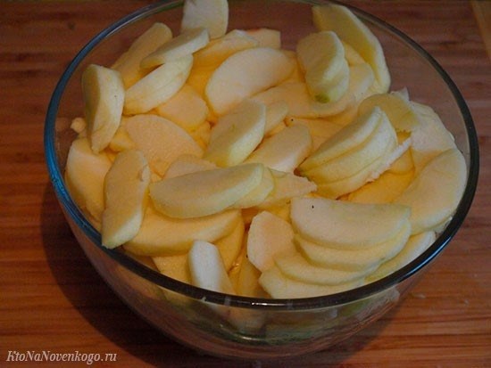 Классическая шарлотка с яблоками: рецепт в мультиварке