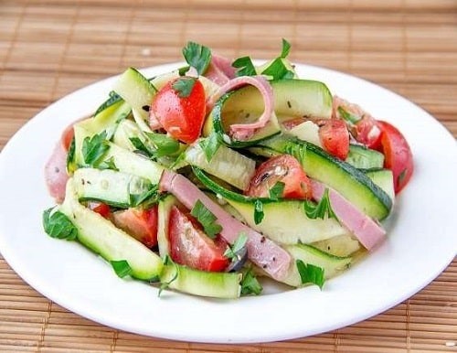 Баклажанный салат с чесноком и помидорами