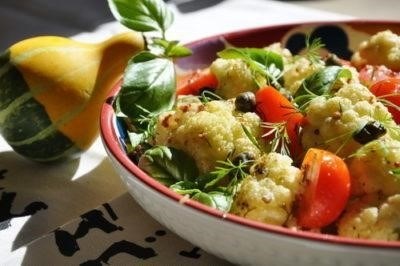 Теплый салат с грибами, брокколи и беконом