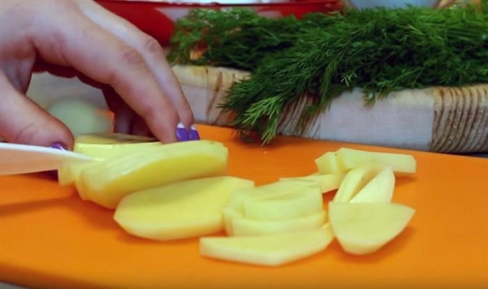 Картошка с консервированными шампиньонами, луком и морковью на сковороде