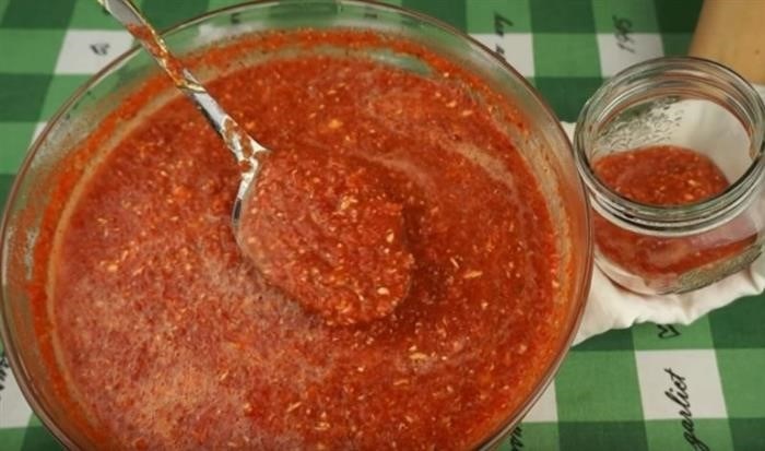 Классический рецепт аджики из помидор и чеснока с варкой