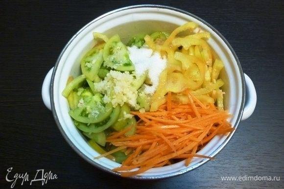 Добавление моркови в зеленые помидоры по корейски