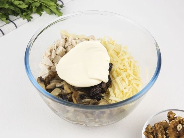 Ваш оптимальный рецепт салата с курицей, черносливом и грибами!