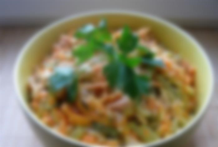 Салат «Обжорка» с копченой курицей и кукурузой