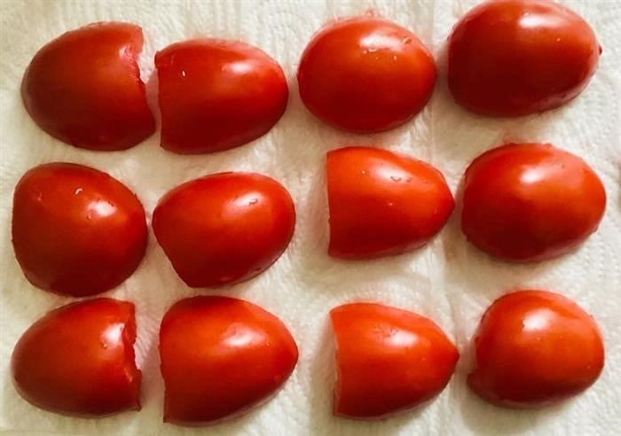 Нарезаем и подсушиваем томаты