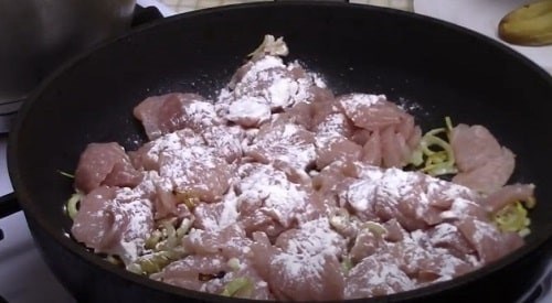 Филе индейки в сливочно-сырном соусе на сковороде