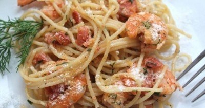 Отварные креветки со спагетти и в соусе с сыром