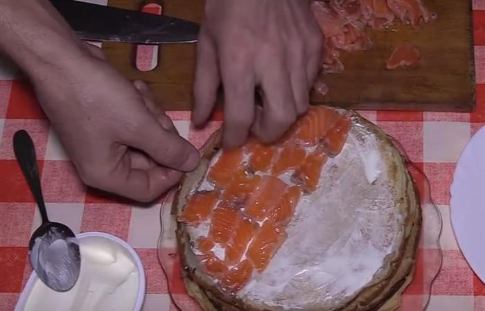 Рецепт блинчиков с соленой горбушей, фаршированных плавленым сыром