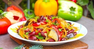 Как приготовить витаминный салат с капустой, яблоком и морковью?