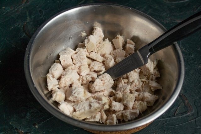 Ингредиенты для салата с курицей и жареными грибами