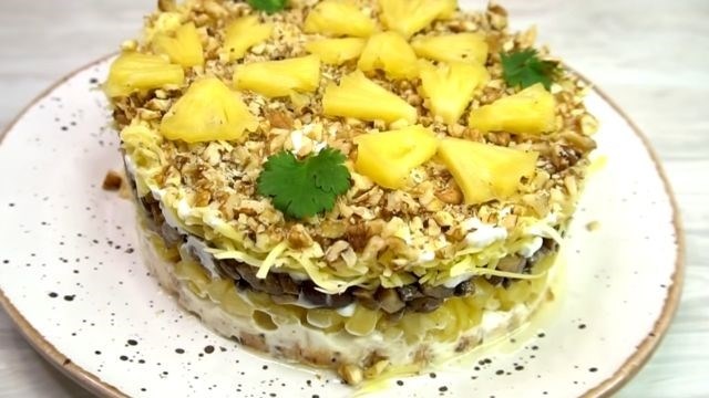 Вкусный салат с грибами и ананасами: рецепты и особенности приготовления