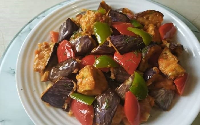 Тёплый салат из баклажанов с перцем, помидорами, чесноком на сковороде