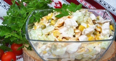 Салат с куриной грудкой и кукурузой на комбинированной заправке