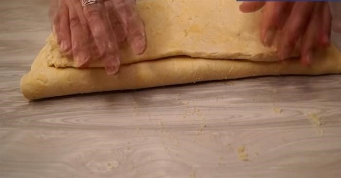 Слойка с колбасой и сыром: вкусное сочетание