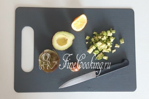 Приготовление блюда салат с авокадо с красной рыбой
