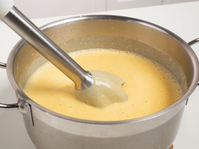 Сырный крем-суп с грушей и грецкими орехами