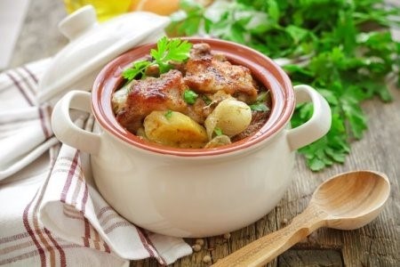 Жаркое из курицы, картошки и капусты