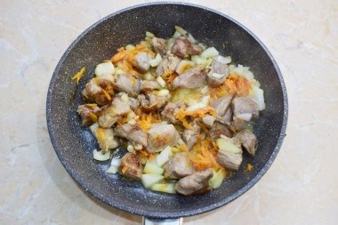 Овощное рагу с мясом, кабачками, капустой и картошкой