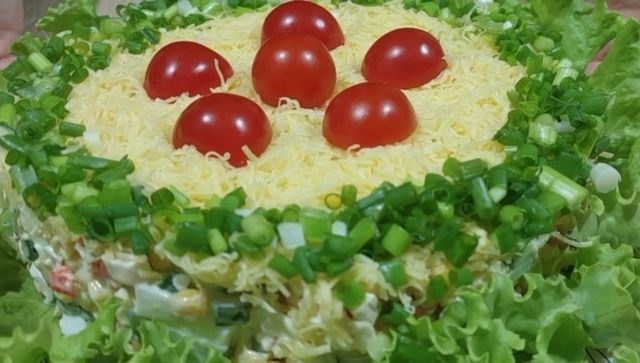 Краткое описание слоеного крабового салата с плавленым сыром и кукурузой