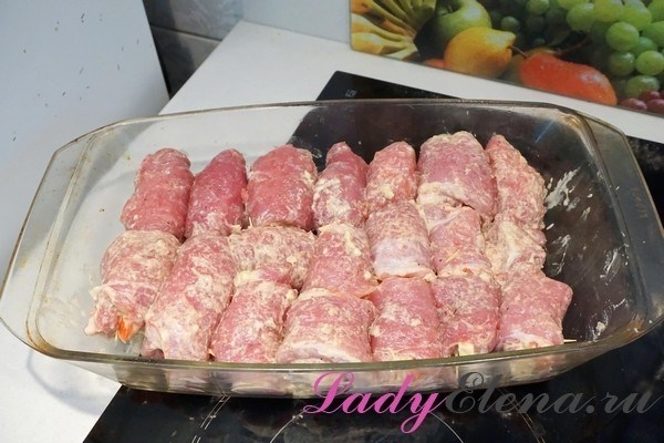 Запекаем в духовке мясные рулетики из свинины с начинкой