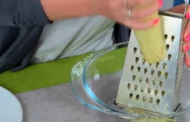 Пошаговый рецепт пышных оладий из кабачков с сыром