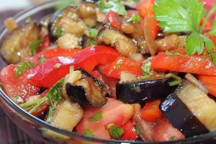 Быстрый и вкусный крабовый салат с болгарским перцем