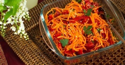 Праздничный салат из болгарского перца и кукурузы с ветчиной