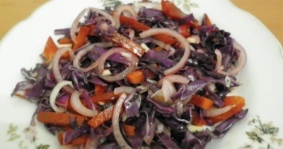 Азиатский салат со свининой, краснокочанной капустой и морковью