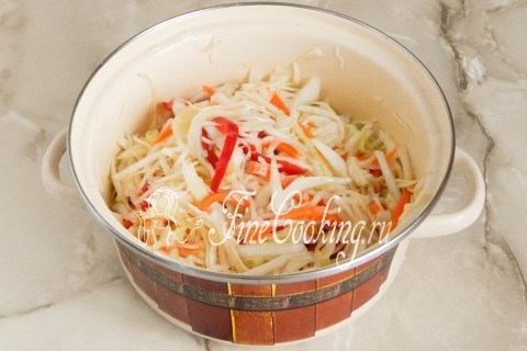 Пошаговый рецепт маринованной капусты с перцем болгарским и морковью и чесноком
