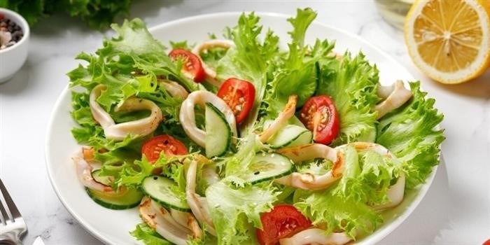 Салат с копченым кальмаром, капустой и огурцом