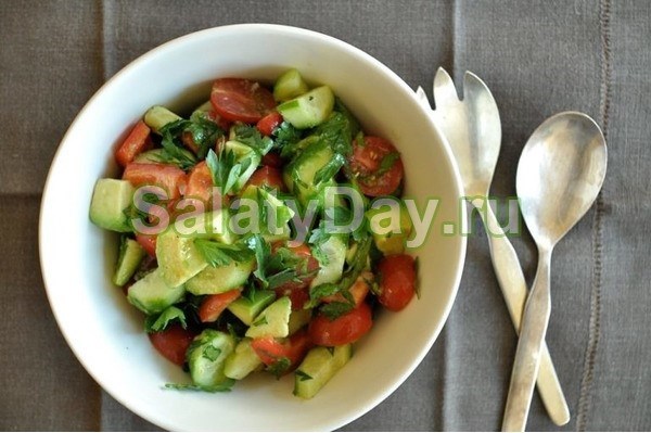 Простой салат с рукколой и авокадо
