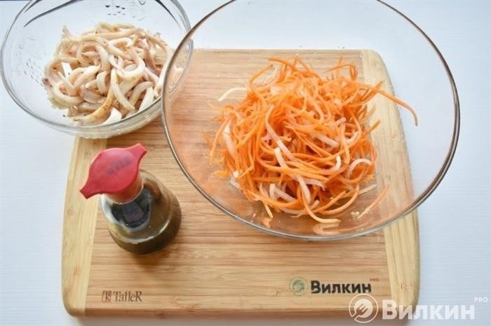 Ингредиенты для салата из кальмаров с морковью по-корейски: