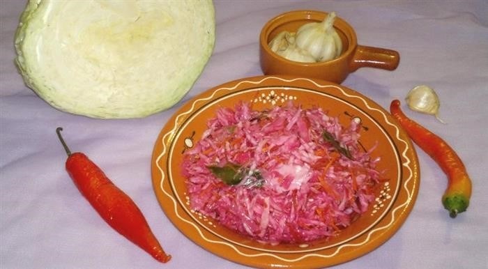 Пошаговый рецепт приготовления маринованной капусты со свеклой и морковью