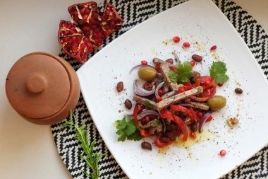 Рецепт салата с болгарским перцем, маринованными огурчиками и говядиной