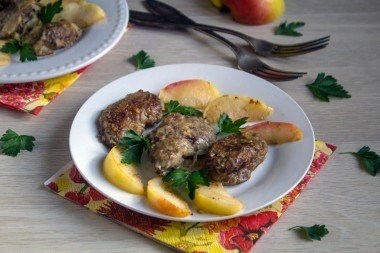 Советы и рекомендации для приготовления курицы с печенью, луком и яблоками на сковороде