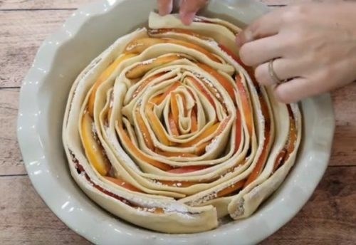 Как приготовить пирог из яблок и смородины на слоеном тесте