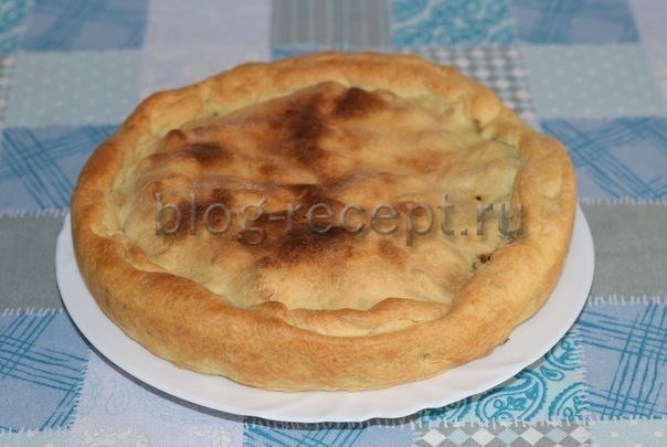 Пирог из слоеного теста с яблоками и творогом