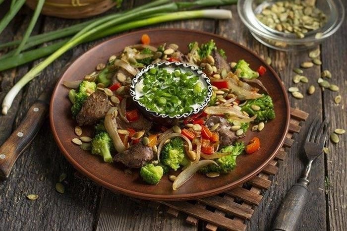 Рецепт вкусного овощного салата с куриной печенью