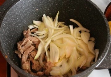 Продукты для рецепта Азу по татарски с солеными огурцами и картошкой из свинины