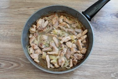 Пошаговый рецепт с фото: мясо в соусе на сковороде сметанном