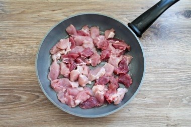 Рецепт свинины с луком в сметанном соусе на сковороде