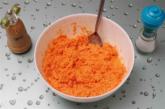 Вкусный салат с вареной морковью, сыром и чесноком под майонезом