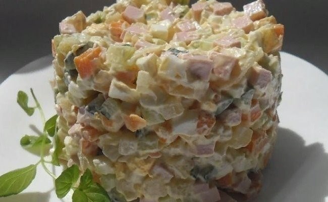 Вкусное оливье со свежими огурцами и курицей