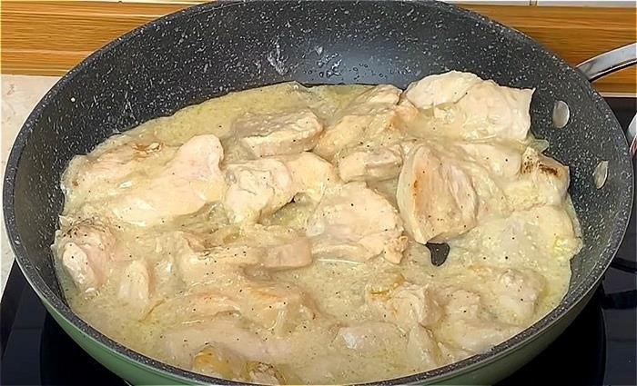 Куриное филе кусочками с горчицей и сметаной