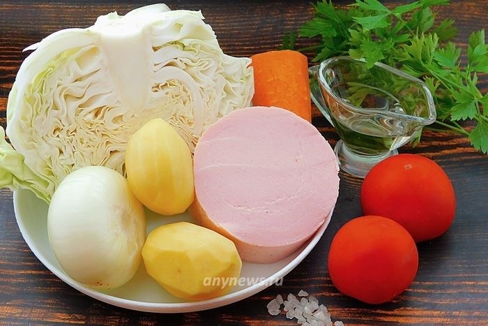 Суп-солянка сборная с мясом, картошкой и копченостями в кастрюле