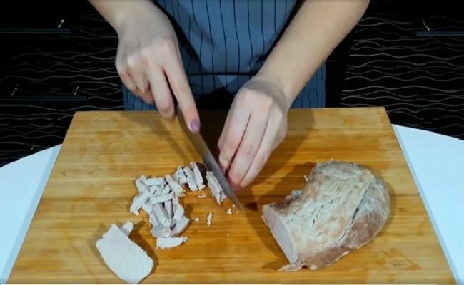 Классическая солянка с колбасой и картошкой (с солеными огурцами)