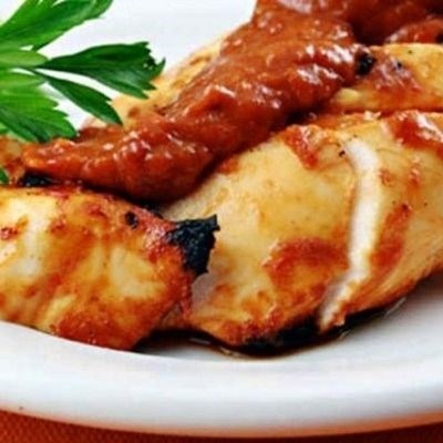 Вареная куриная грудка – отличная диетическая основа для разных блюд