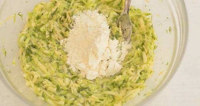Пошаговый рецепт приготовления оладий из кабачков с сыром и зеленью